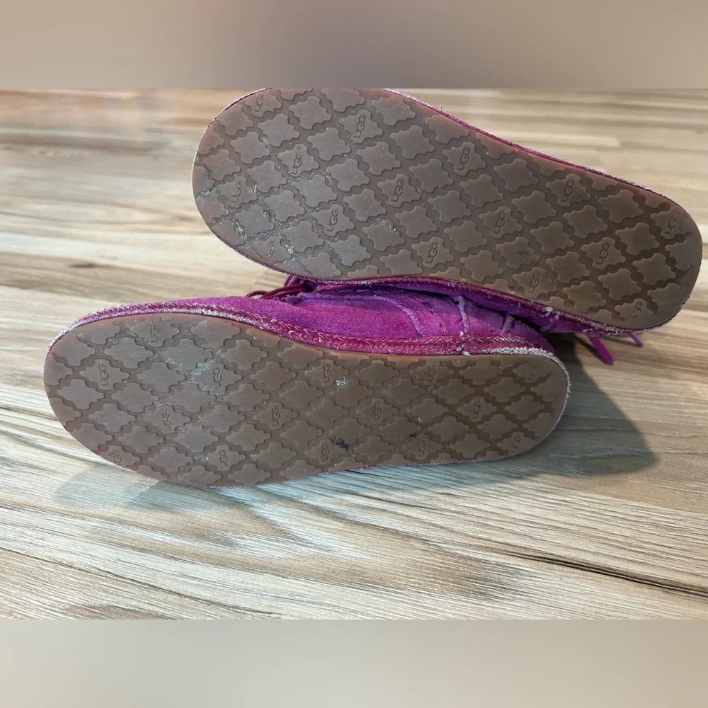 UGG AUSTRALIA Girl’s sz 1 'Kaysa' Purple Fuscia Suede Moccasin Fringe Booties